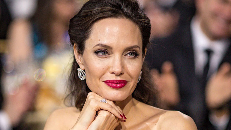 Η δερματολόγος της Angelina Jolie αποκάλυψε τα μυστικά της star για λαμπερό δέρμα